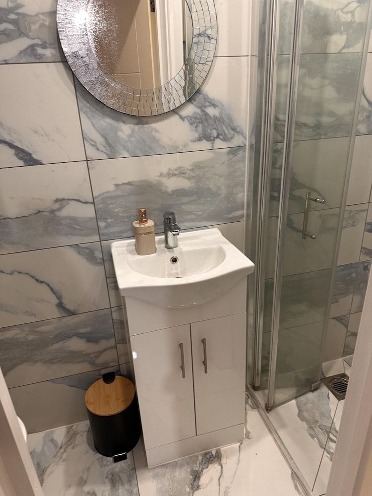 6-bed 3-bath Home - Sleeps 14 & Free Parking House 14