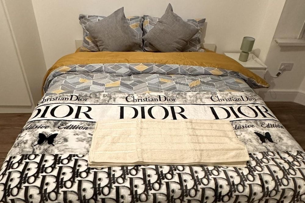 6-bed 3-bath Home - Sleeps 14 & Free Parking House 10