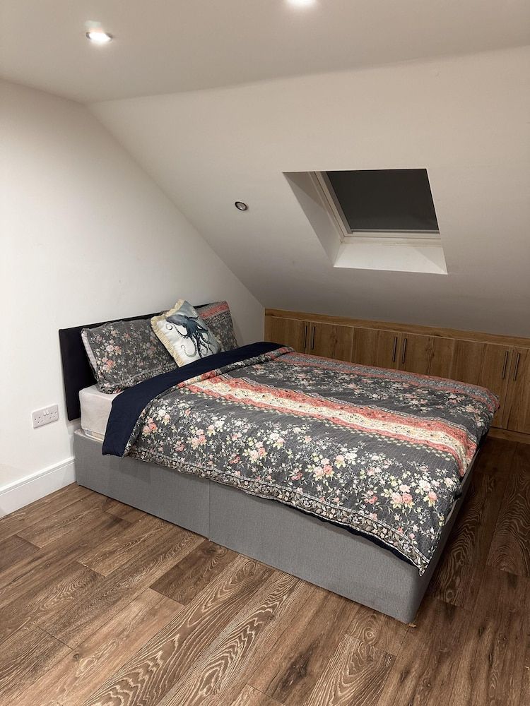 6-bed 3-bath Home - Sleeps 14 & Free Parking House 6