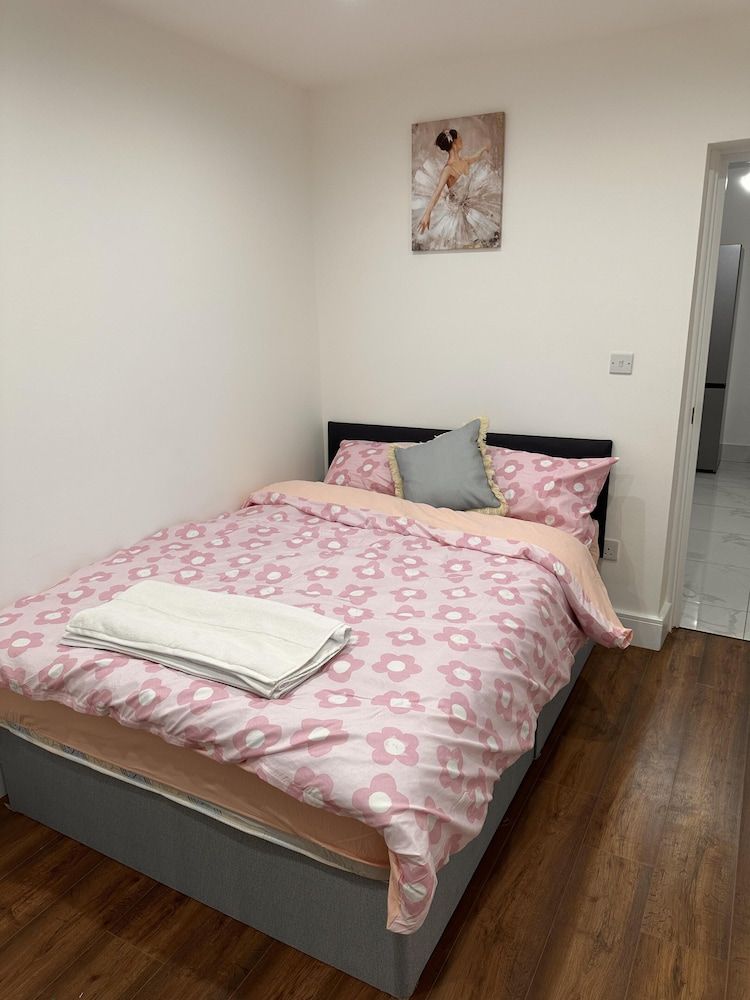 6-bed 3-bath Home - Sleeps 14 & Free Parking House 5