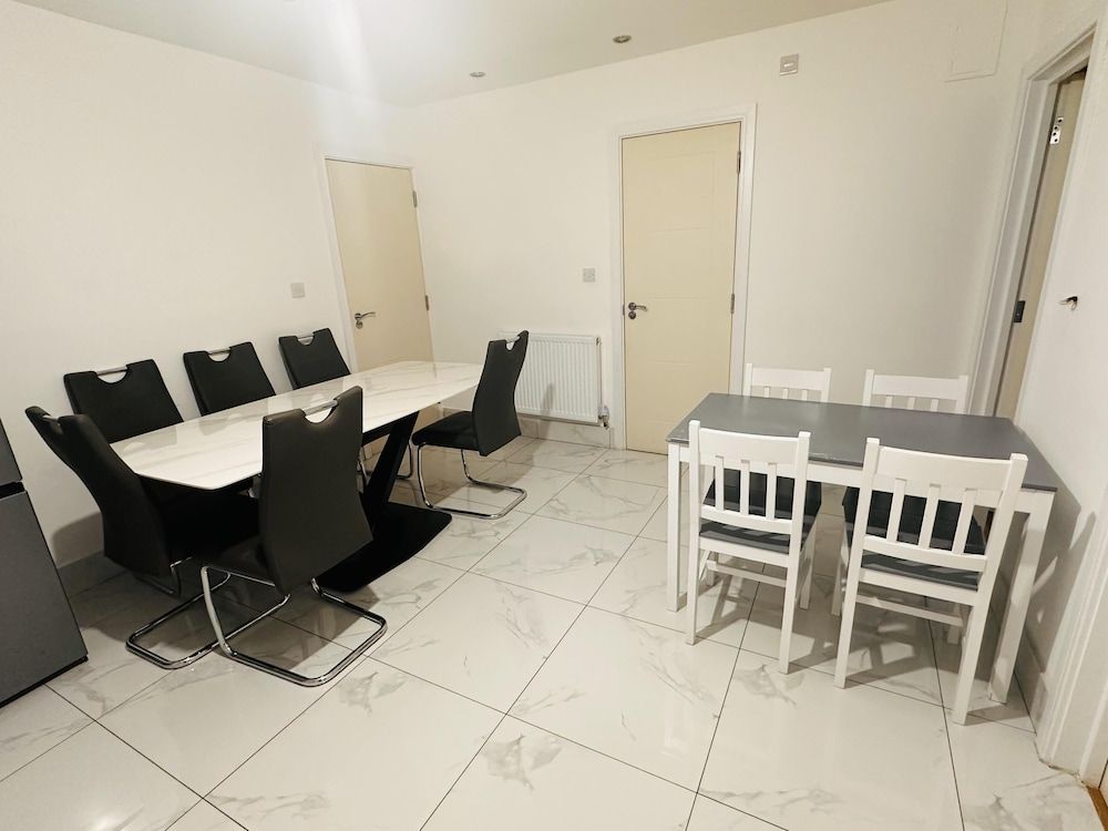 6-bed 3-bath Home - Sleeps 14 & Free Parking