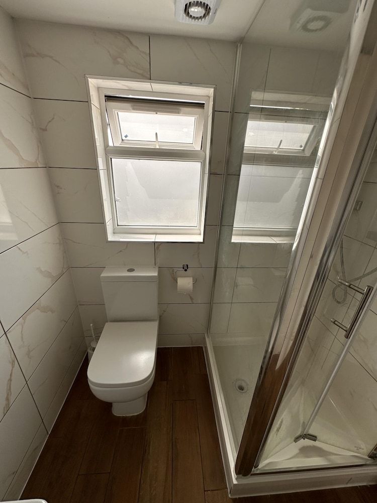 6-bed 3-bath Home - Sleeps 14 & Free Parking House 11