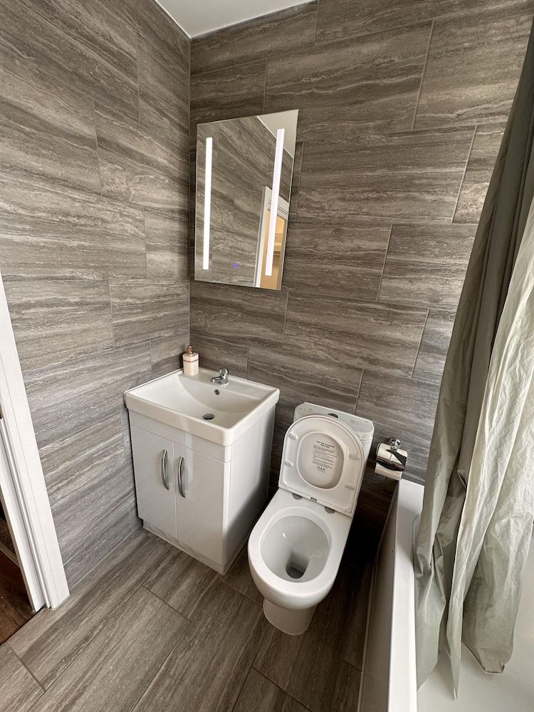 6-bed 3-bath Home - Sleeps 14 & Free Parking House 13