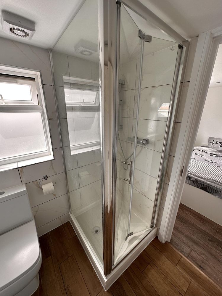 6-bed 3-bath Home - Sleeps 14 & Free Parking House 18