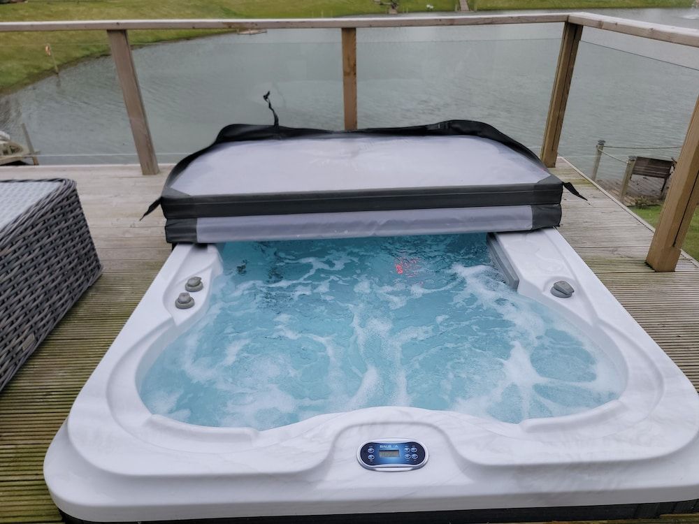 Luxury 2-bed Lodge in Routh, Sleeps 4 With Hot Tub Cabin 10