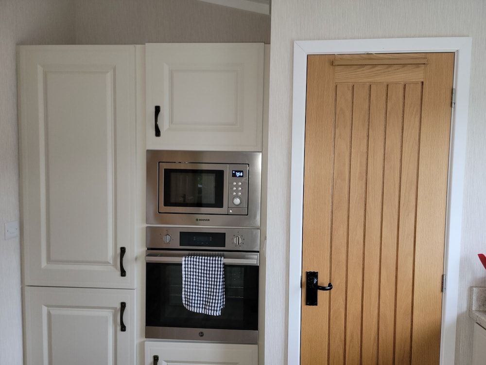 Luxury 2-bed Lodge in Routh, Sleeps 4 With Hot Tub Cabin 12