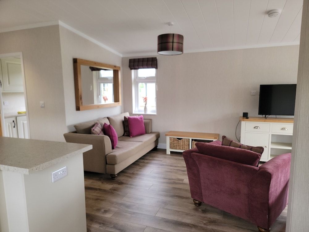 Luxury 2-bed Lodge in Routh, Sleeps 4 With Hot Tub Cabin 14