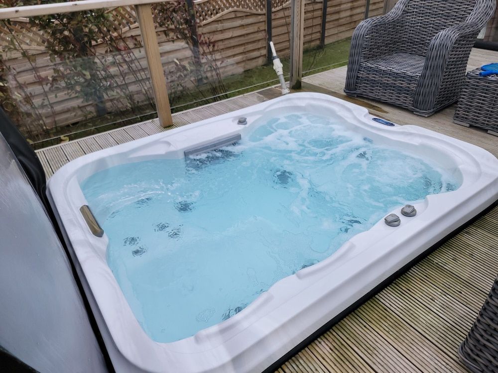 Luxury 2-bed Lodge in Routh, Sleeps 4 With Hot Tub Cabin 11
