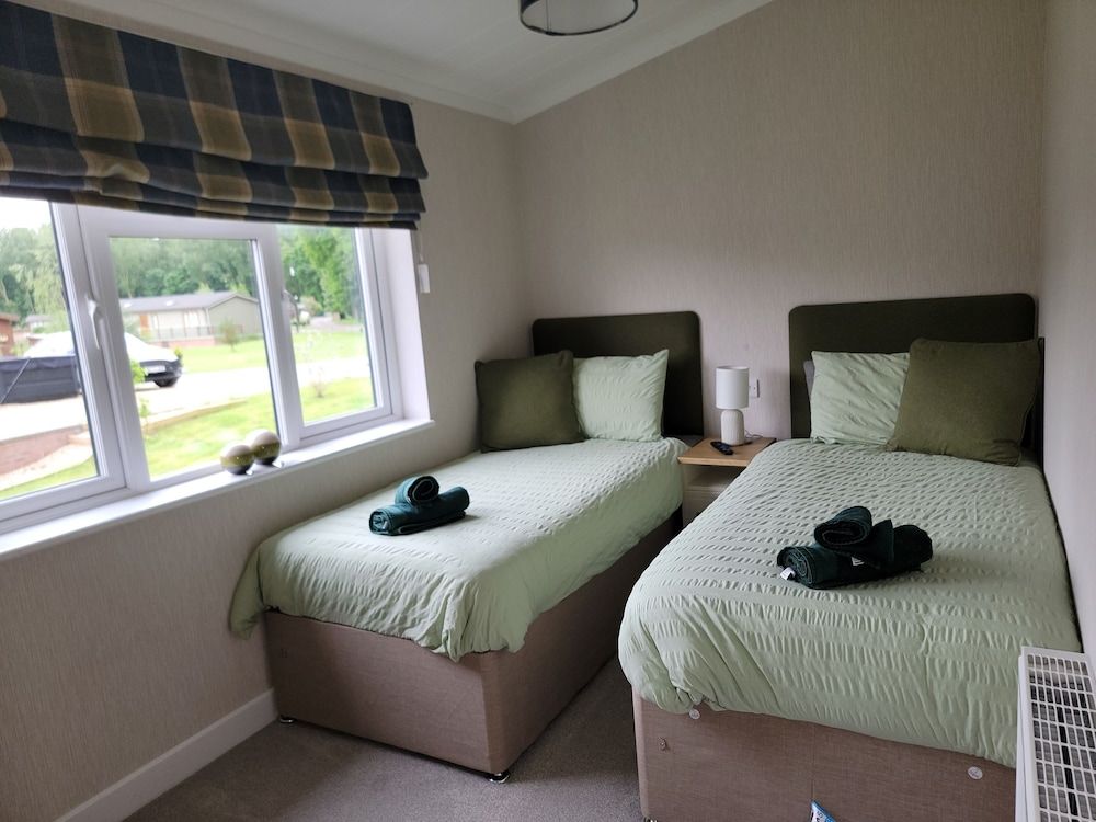 Luxury 2-bed Lodge in Routh, Sleeps 4 With Hot Tub Cabin 5