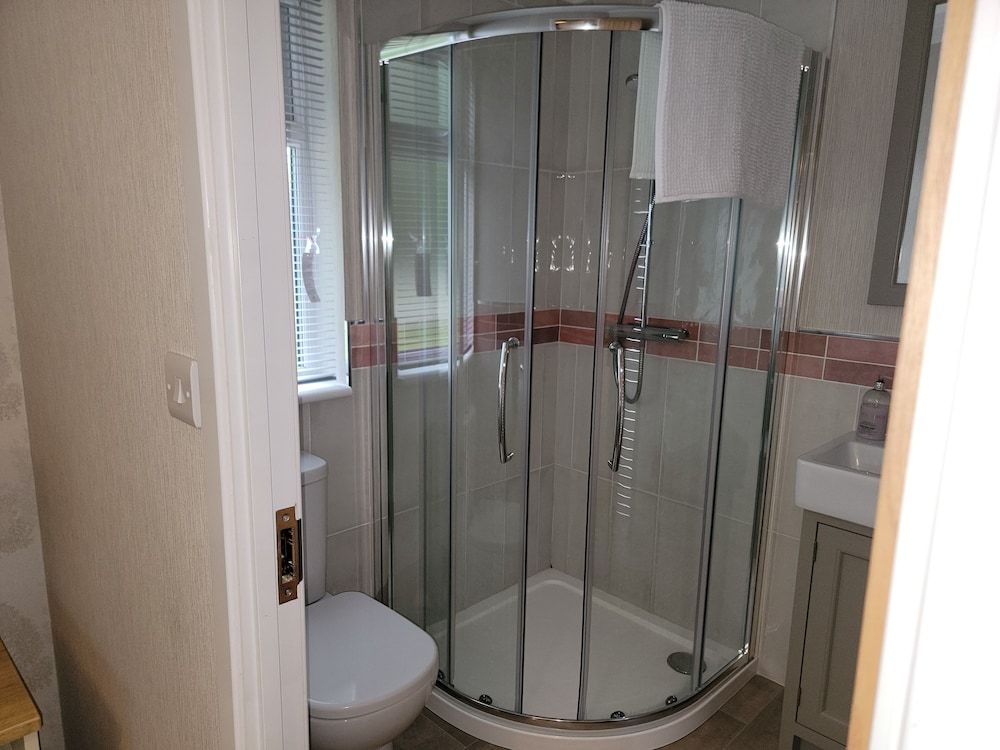 Luxury 2-bed Lodge in Routh, Sleeps 4 With Hot Tub Cabin 9