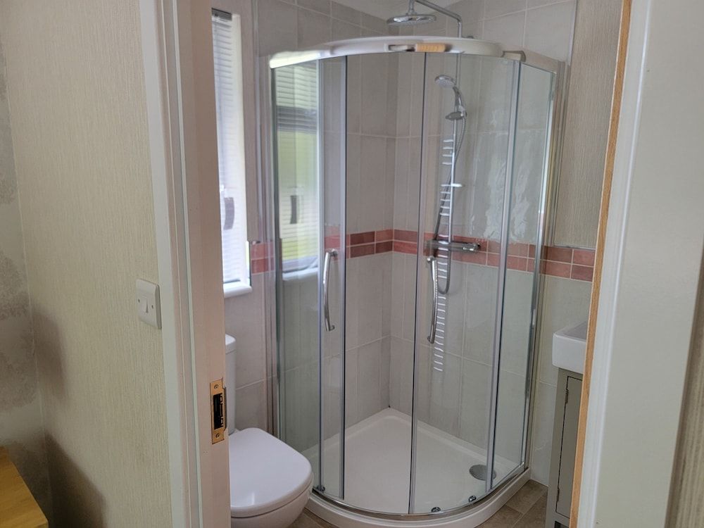 Luxury 2-bed Lodge in Routh, Sleeps 4 With Hot Tub Cabin 8