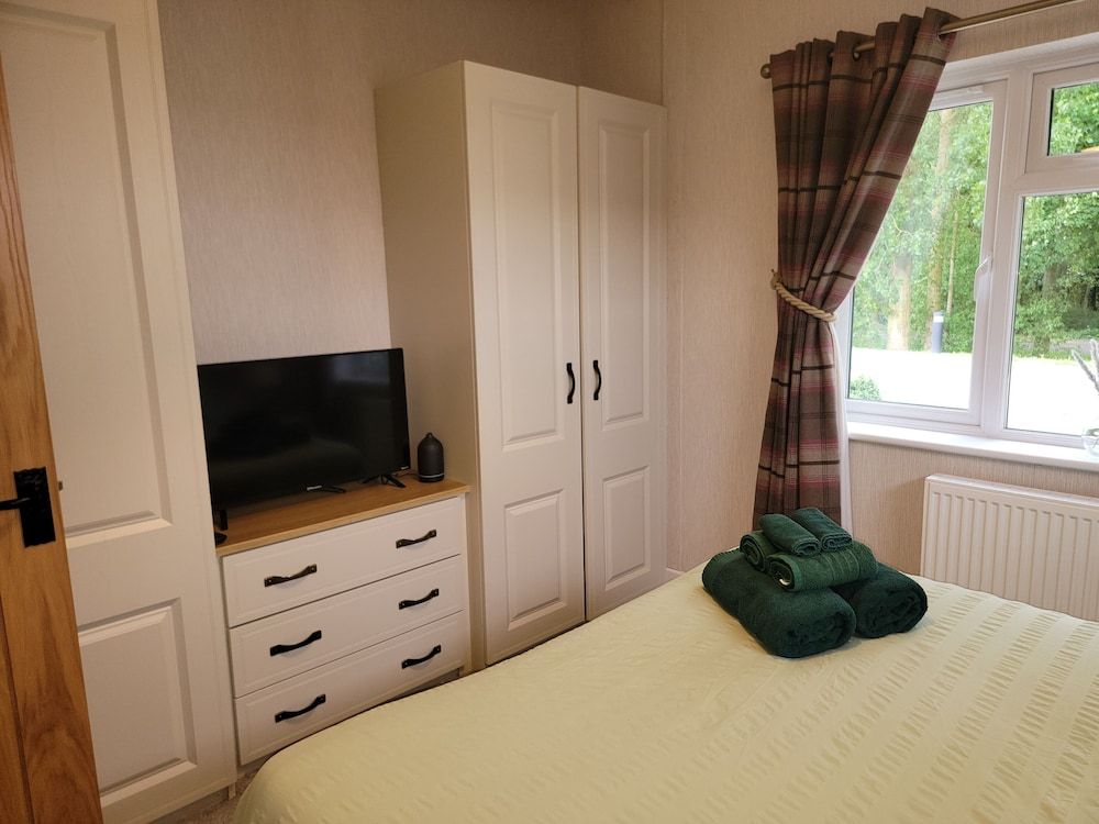 Luxury 2-bed Lodge in Routh, Sleeps 4 With Hot Tub Cabin 3