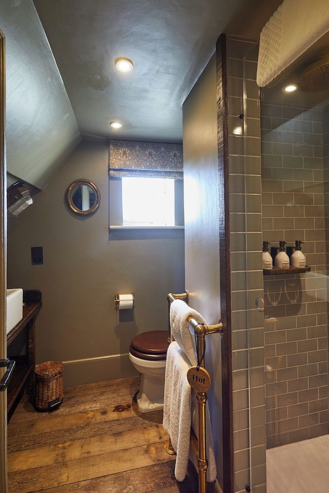 Extremely Small Room 4