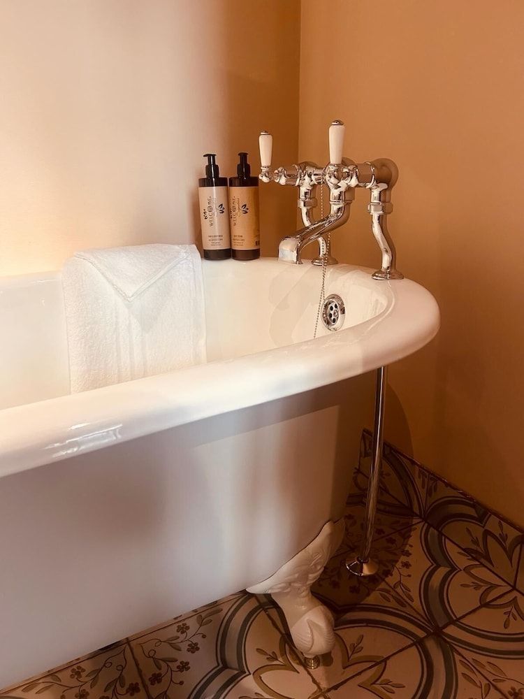 Bushmills Townhouse Duplex, 1 King Bed, Patio 5