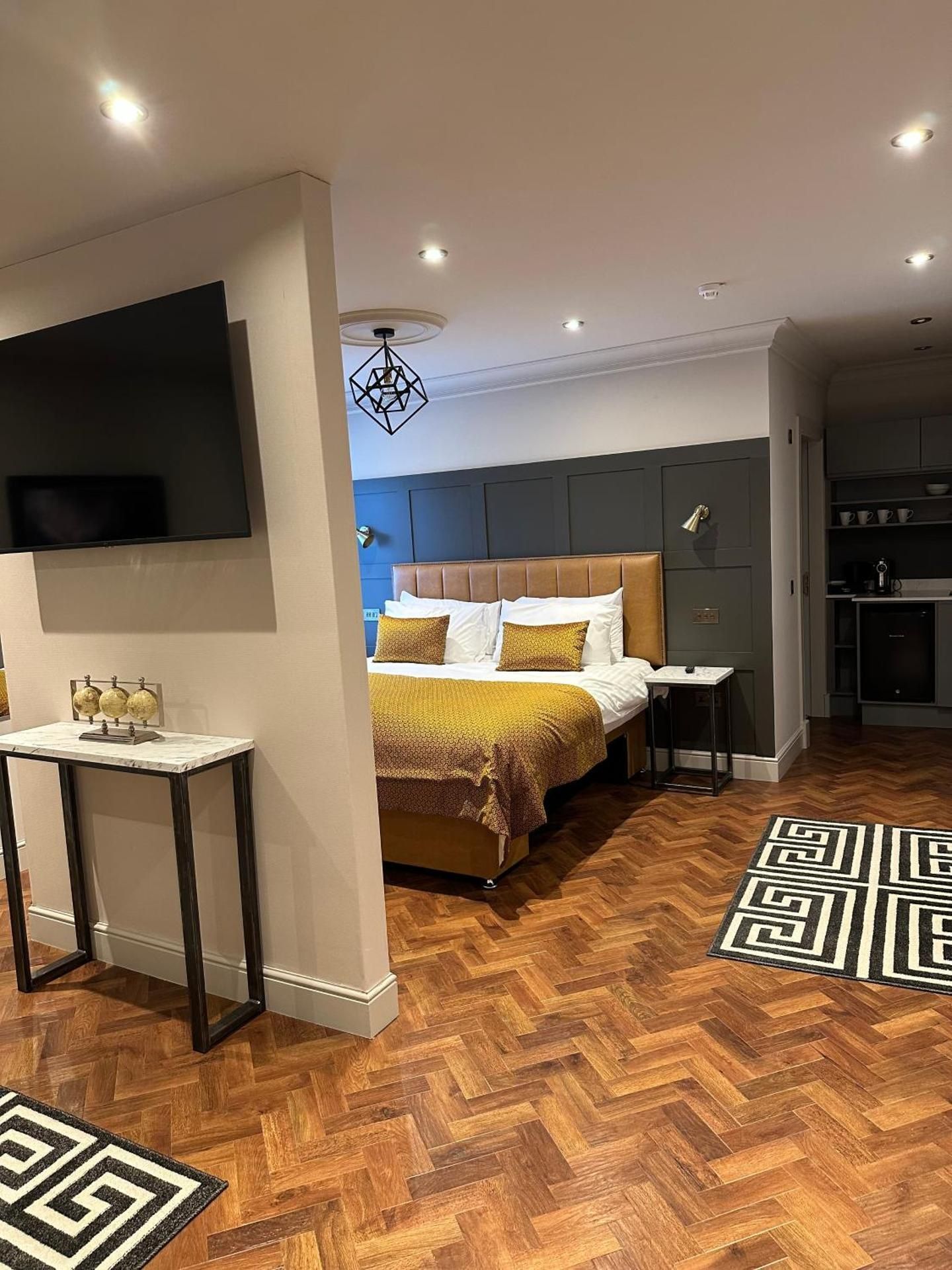 King or Twin Suite (with Bath)