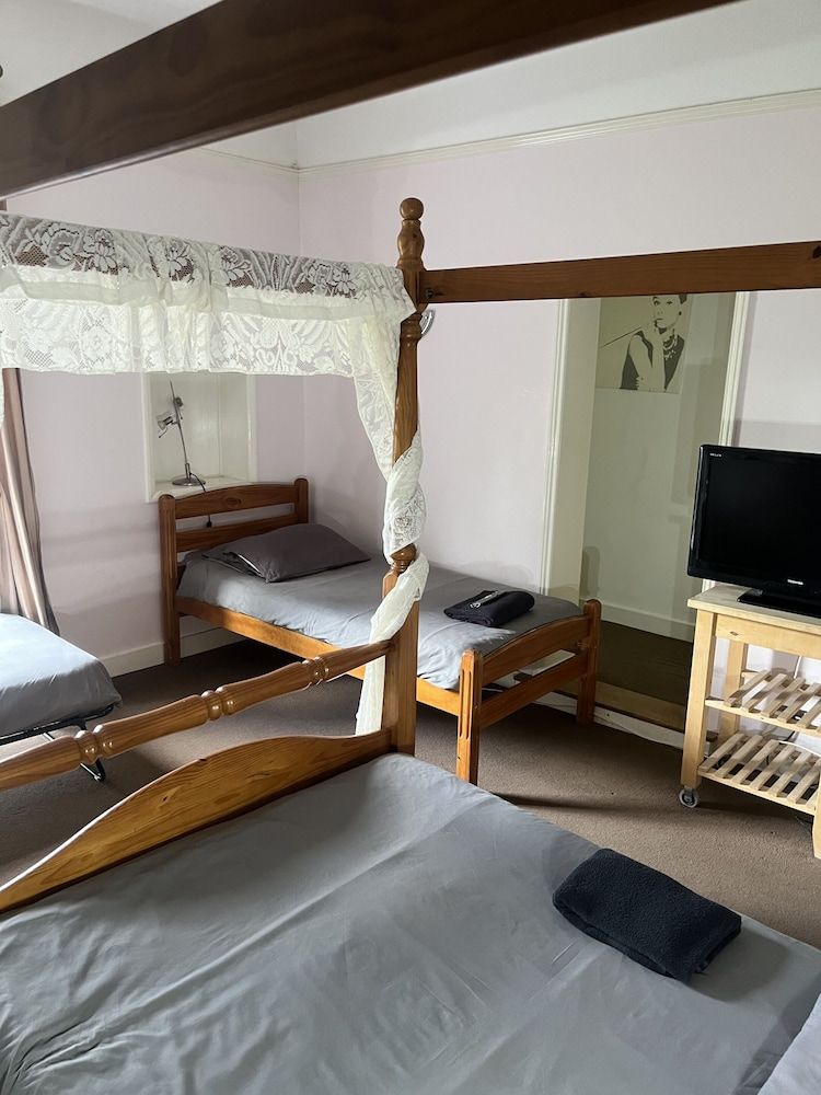 Beverley Budget Inn Superior Suite, Ensuite, Garden View (Room 3 ) 2