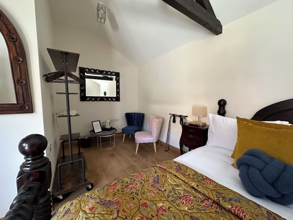 The Prince of Wales Superior Double Room 4