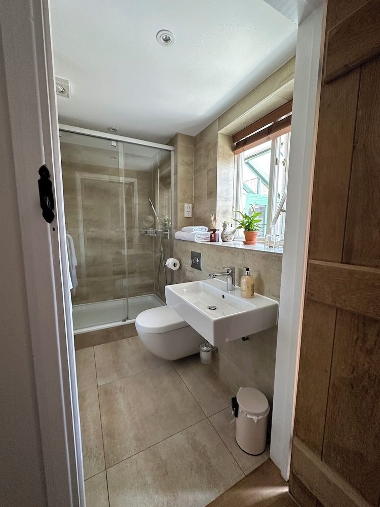 The Prince of Wales Classic Double Room 2