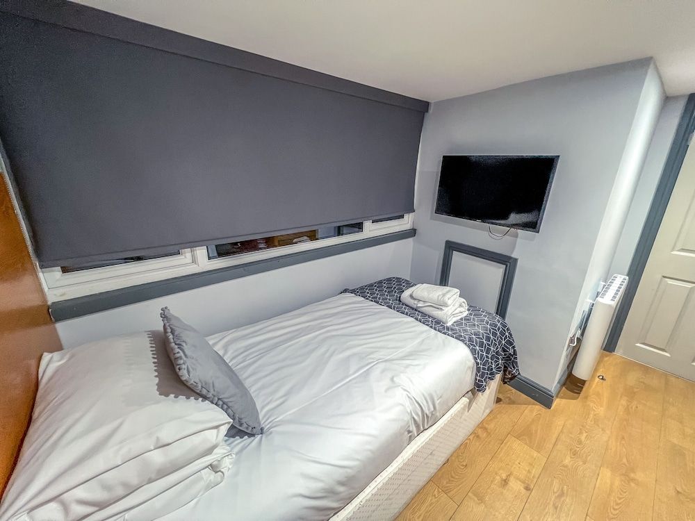 No. Twenty Hotel & Bar Comfort Single Room, Ensuite, City View 3
