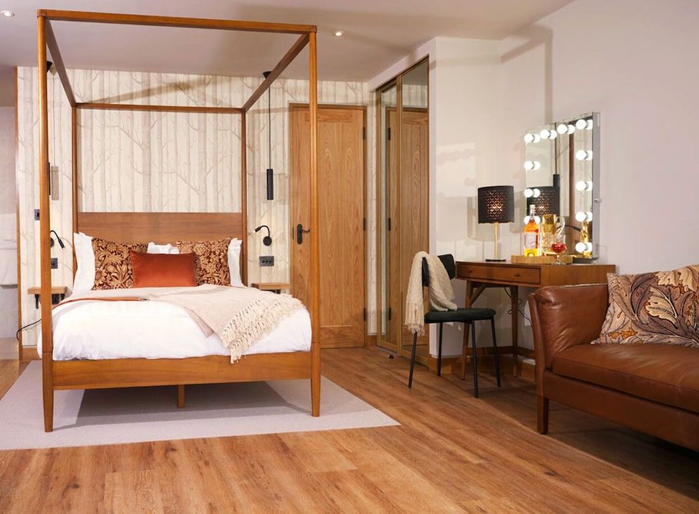Superior Double Room, Ensuite, Garden View (Carriage Room)