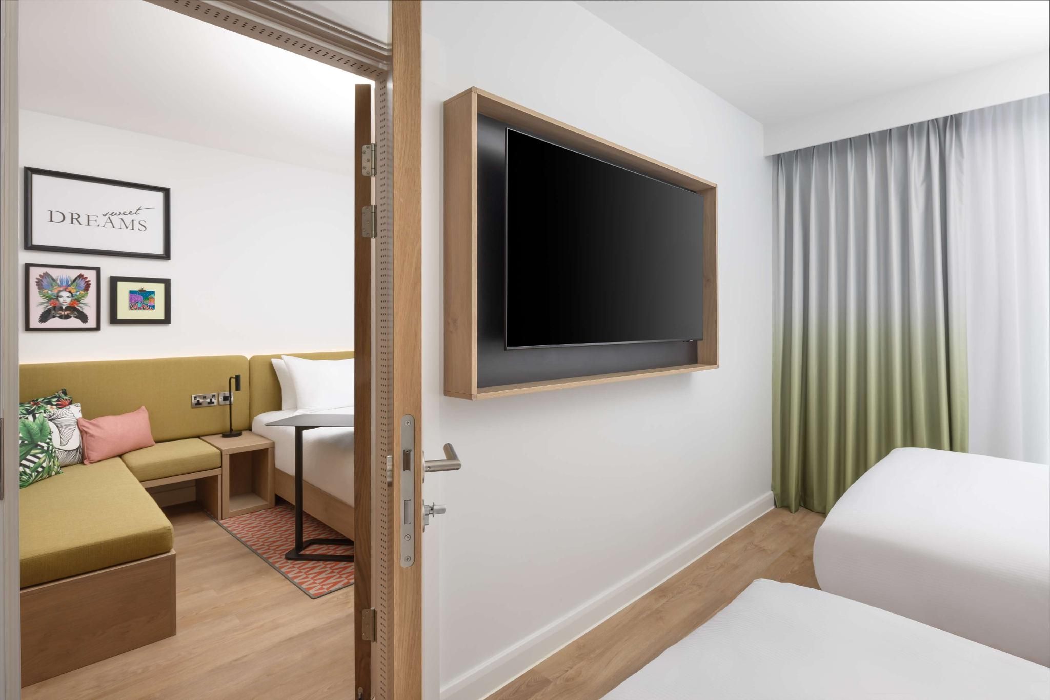 Hampton by Hilton Nuneaton King Family Connecting Room