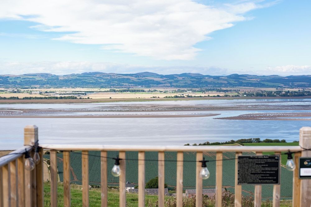 Luxurious Snug With Hottub Which Sleeps-2 in Fife Cabin 4