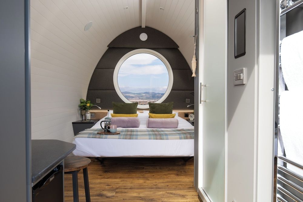 Luxurious Snug With Hottub Which Sleeps-2 in Fife Cabin