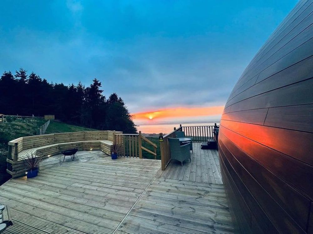 Luxurious Snug With Hottub Which Sleeps-2 in Fife Cabin 2