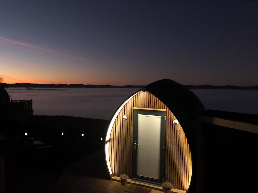 Luxurious Snug With Hottub Which Sleeps-2 in Fife Cabin 5