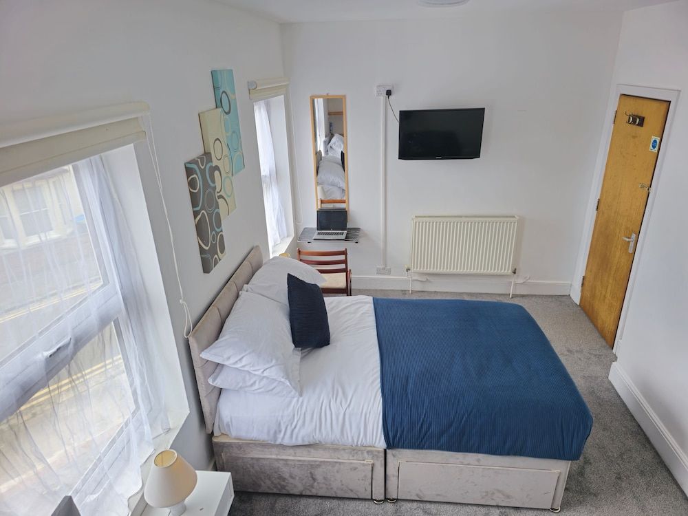 PRIVATE ROOMs In TOWN CENTRE FREE PARKING WIFI AND PATIO WITH AA STAY LTD Room 5 2