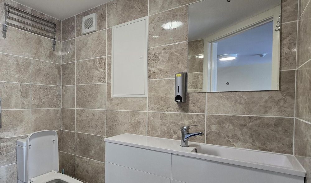 The Carmichael - Hull City Centre Standard Twin Room 10