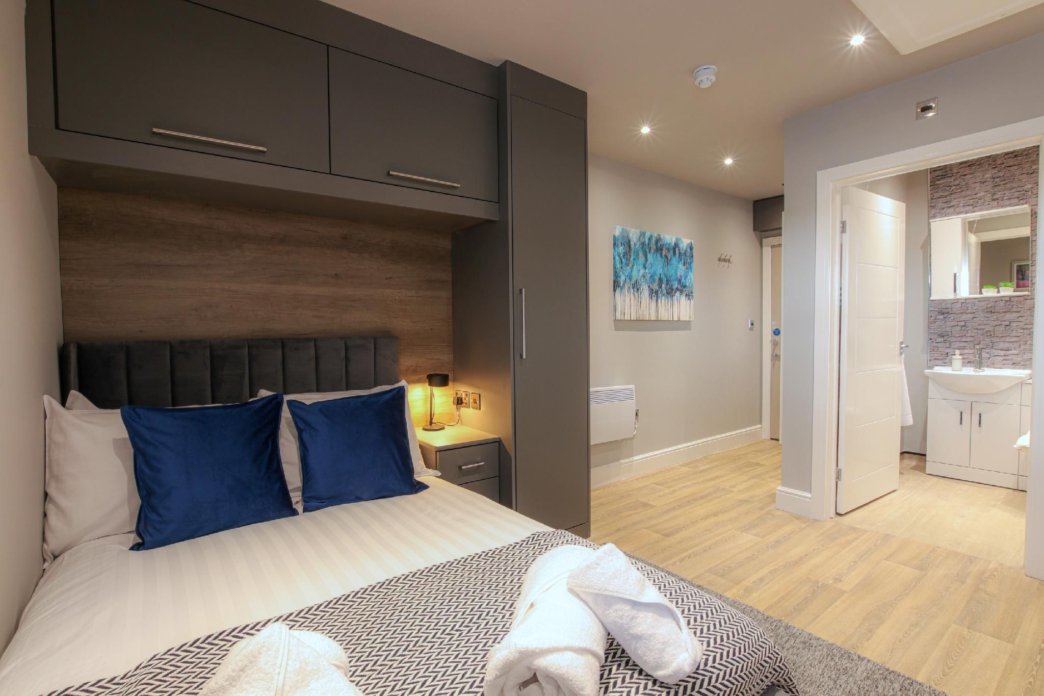 Standard(8)-Standard-Double room-Ensuite with Shower-Courtyard view