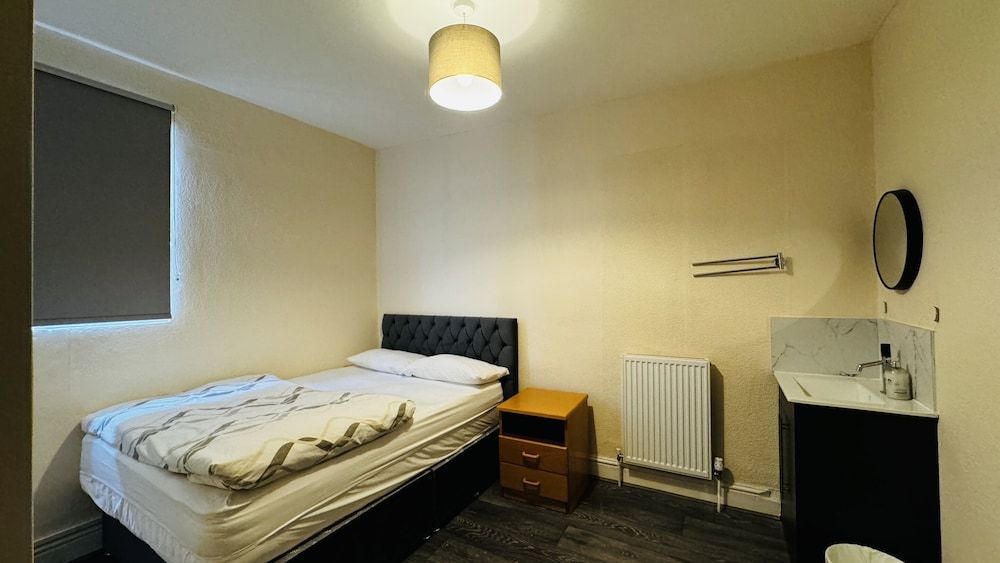 Sterling House B&B Heathrow Standard Double Room, Shared Bathroom 7