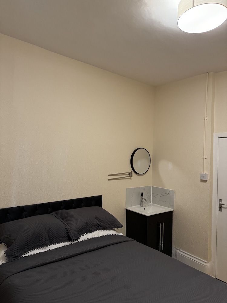 Sterling House B&B Heathrow Standard Double Room, Shared Bathroom 3