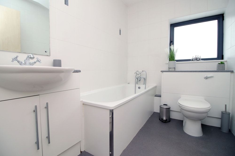 Dray Court-Cardiff City centre Deluxe Apartment, Balcony, City View 9