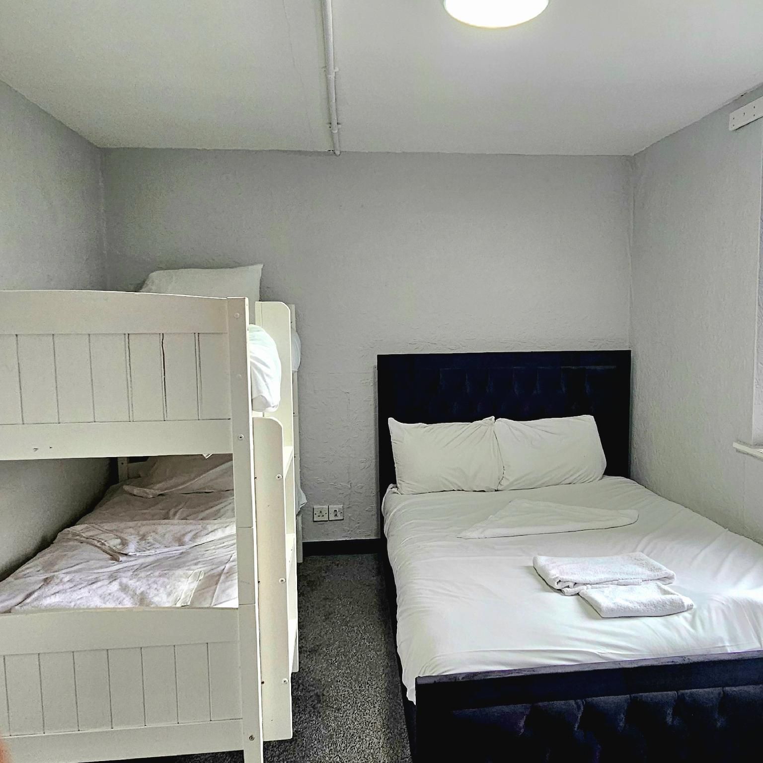 Bunk bed -Family room-Ensuite with Shower-Courtyard view