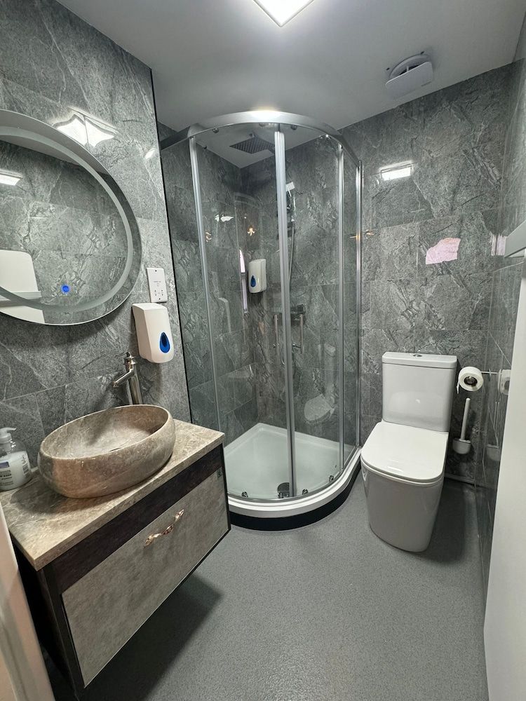 Heart of Hull Hotel Triple Room 4