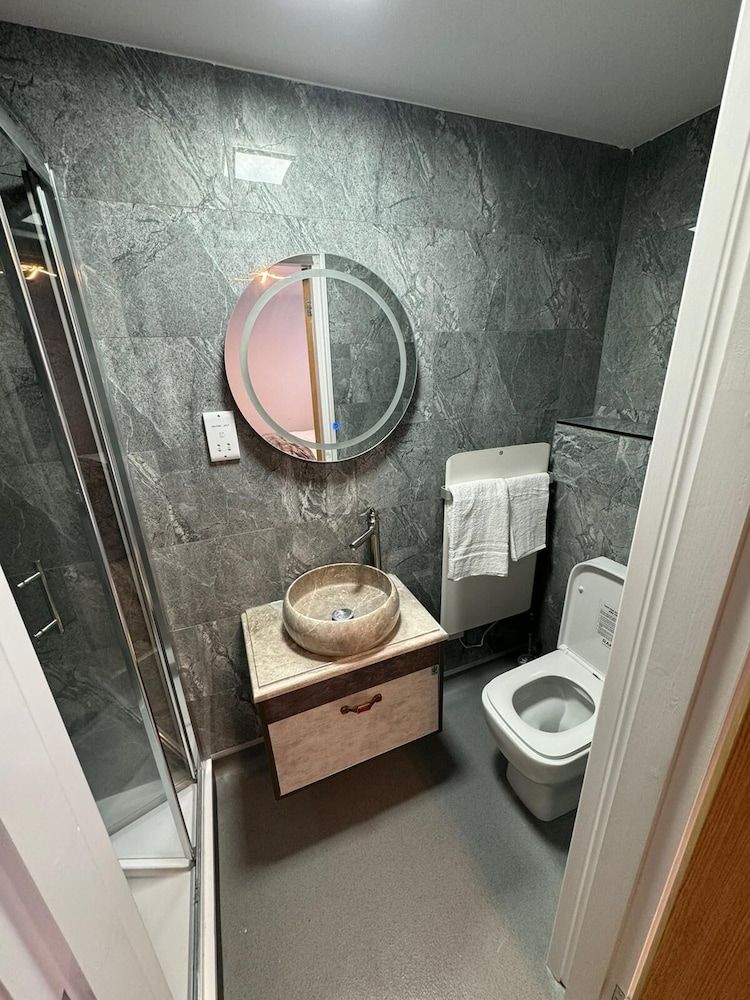 Heart of Hull Hotel Triple Room 5