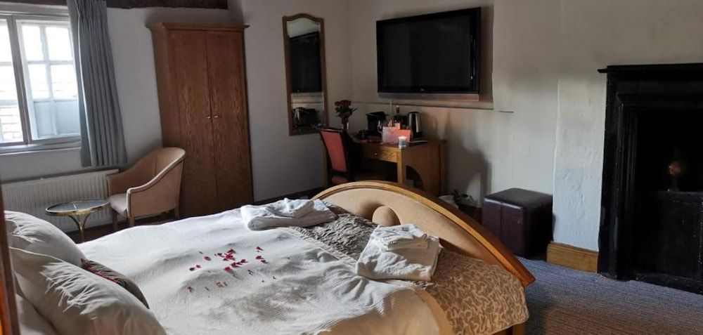 OYO The Greyhound Inn Deluxe Double Room, 1 Double Bed 3