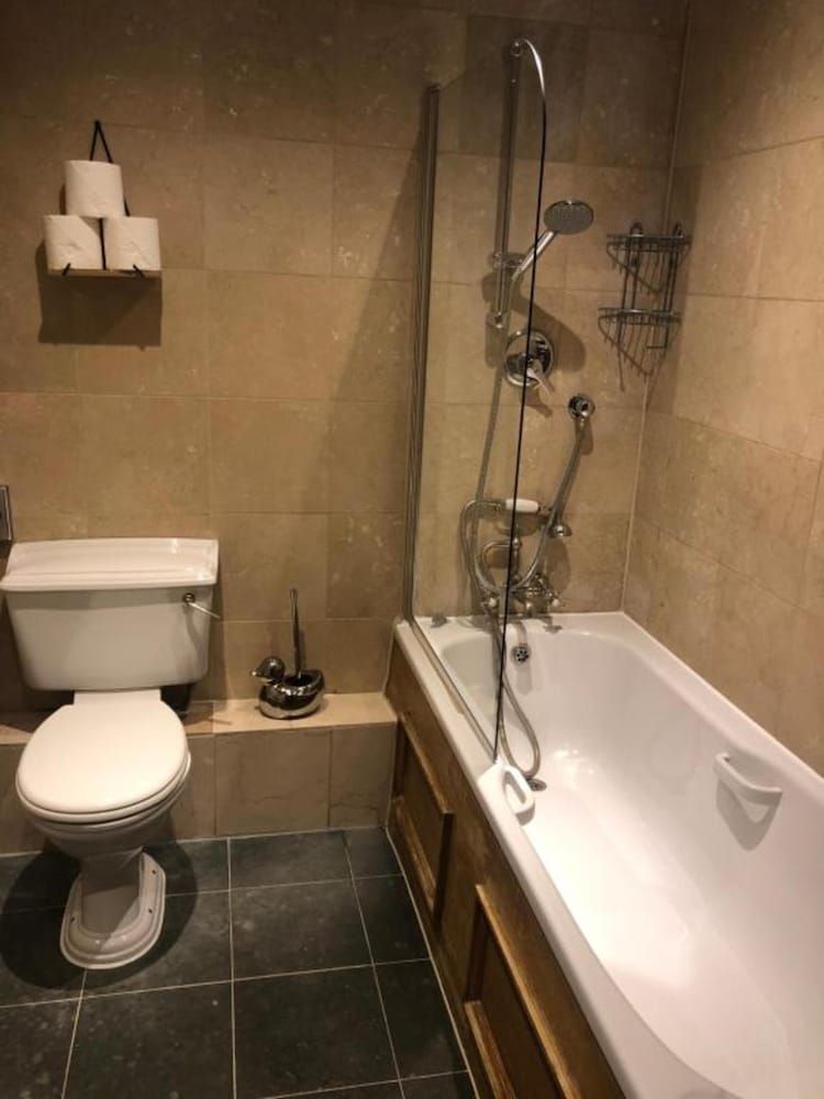 OYO The Greyhound Inn Deluxe Double Room, 1 Double Bed 8