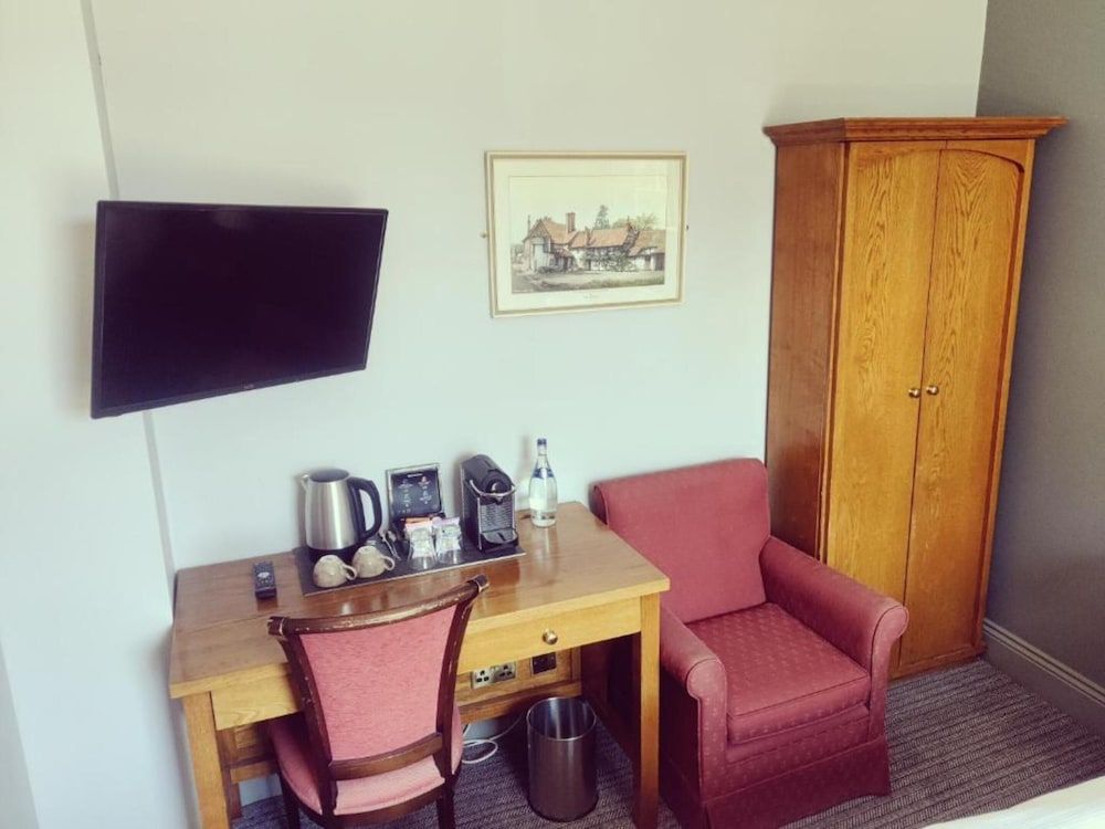 OYO The Greyhound Inn Standard Twin Room, 2 Twin Beds 4