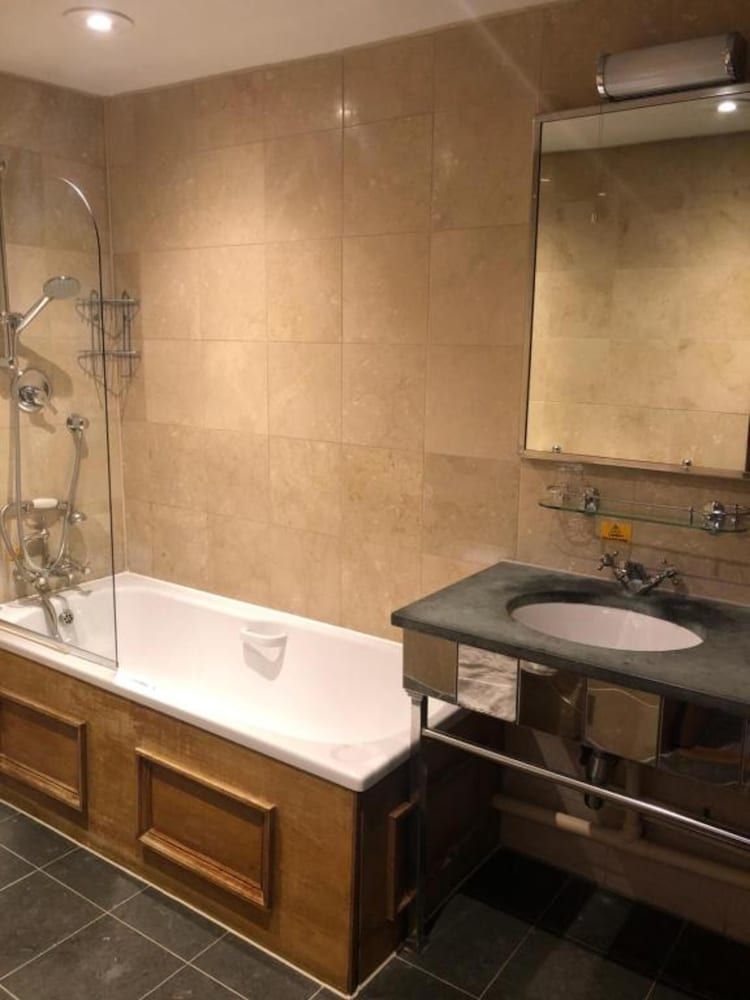 OYO The Greyhound Inn Deluxe Double Room, 1 Double Bed 6