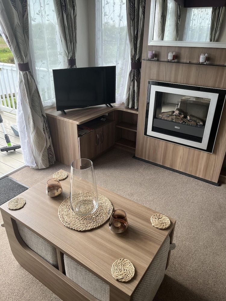 Tranquil Waterside Lodge in Tunstall