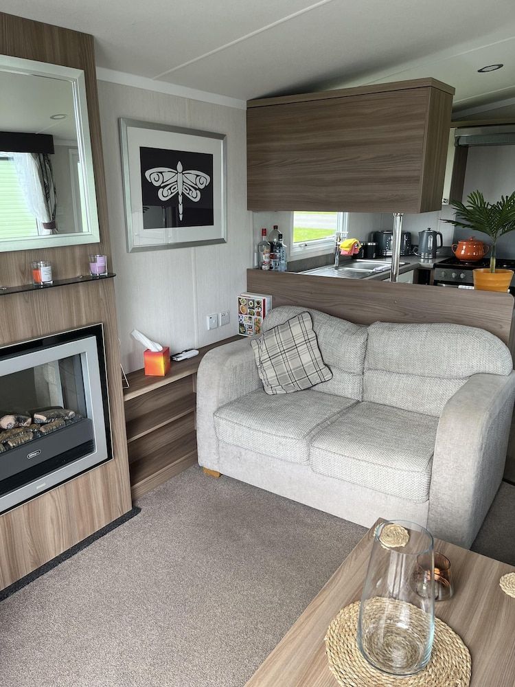 Tranquil Waterside Lodge in Tunstall
