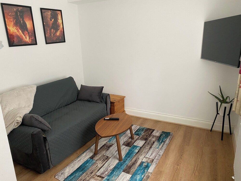 Slough - Sleeps 3 - Petfriendly - Riverside - Bay Apartment 5