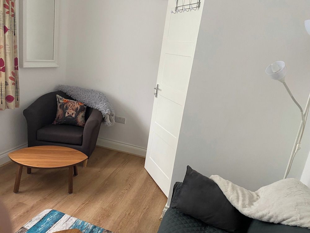 Slough - Sleeps 3 - Petfriendly - Riverside - Bay Apartment 6