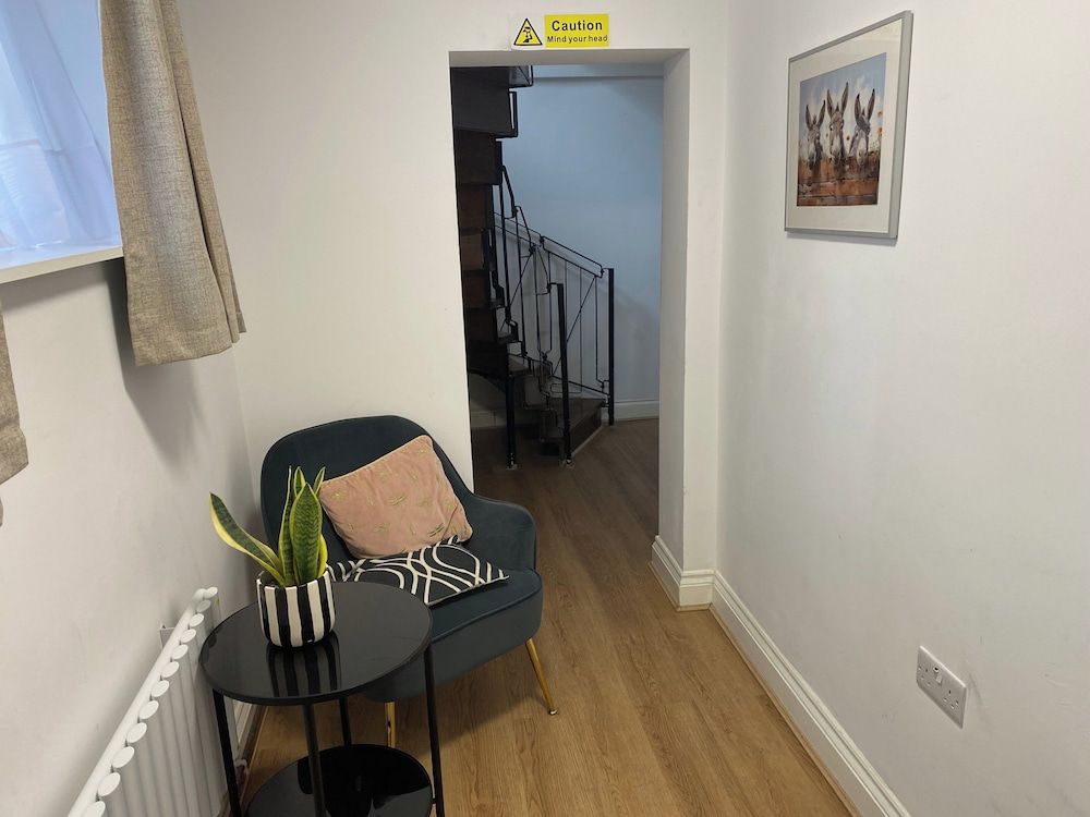 Slough - Sleeps 3 - Petfriendly - Riverside - Bay Apartment 4