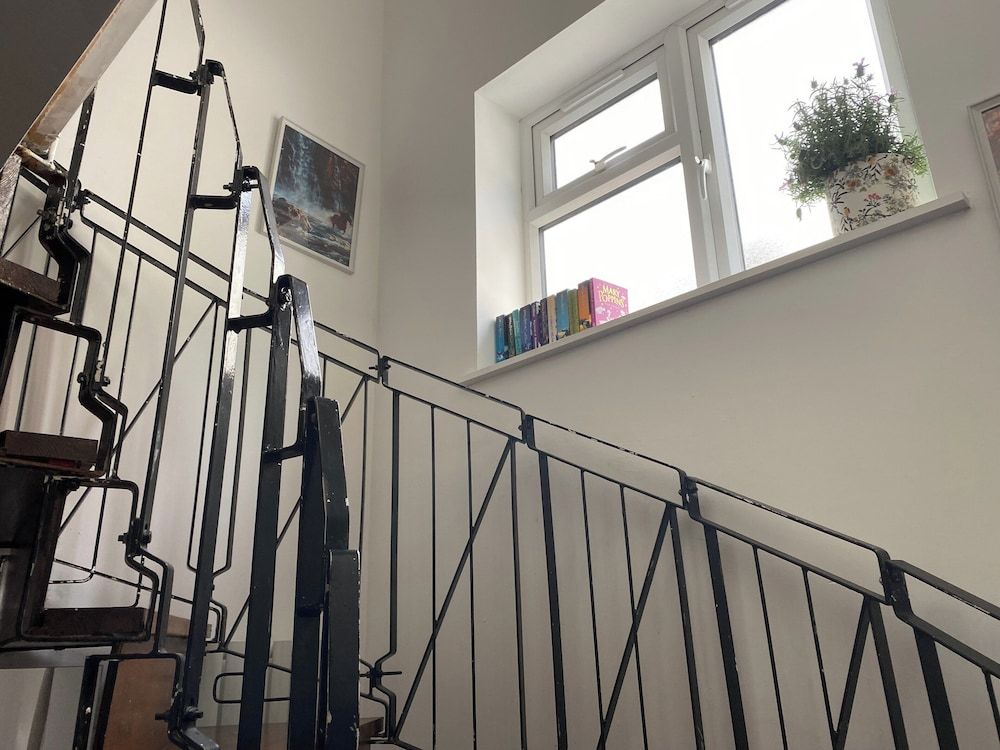 Slough - Sleeps 3 - Petfriendly - Riverside - Bay Apartment 8