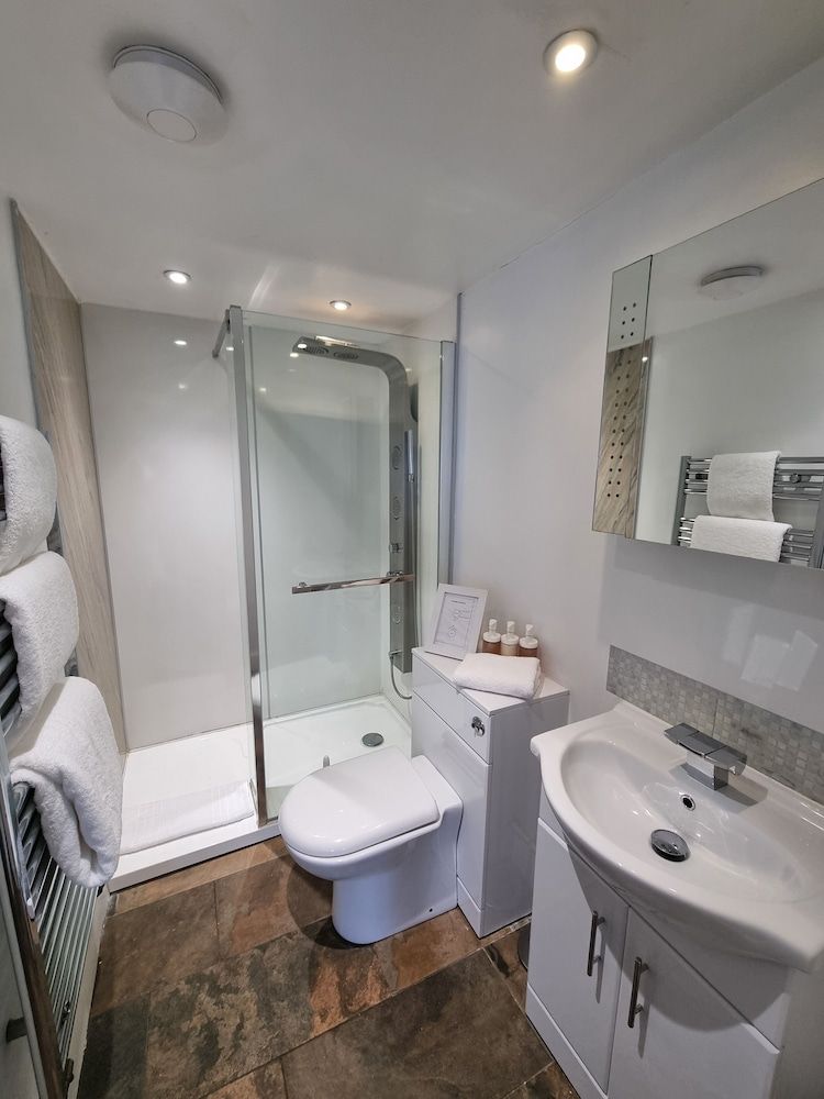 Oak Tree Rooms Family Apartment 6