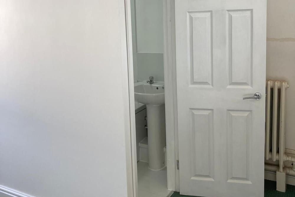 Bed, Contl Breakfast, Newport, Wales, Near Train Apartment 5